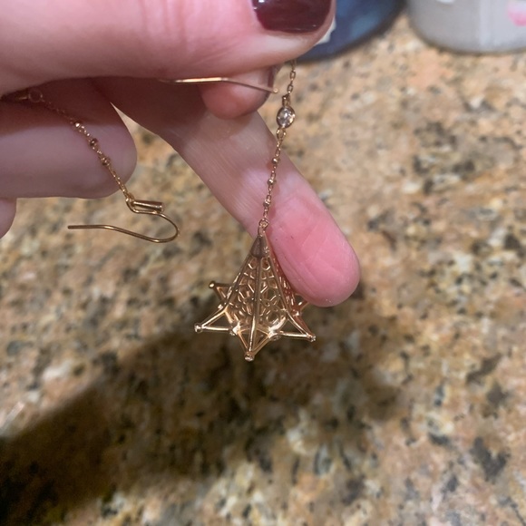 Very rare limited edition golden Kendra Scott earrings with crystals.Sold out🥰 - Picture 5 of 7